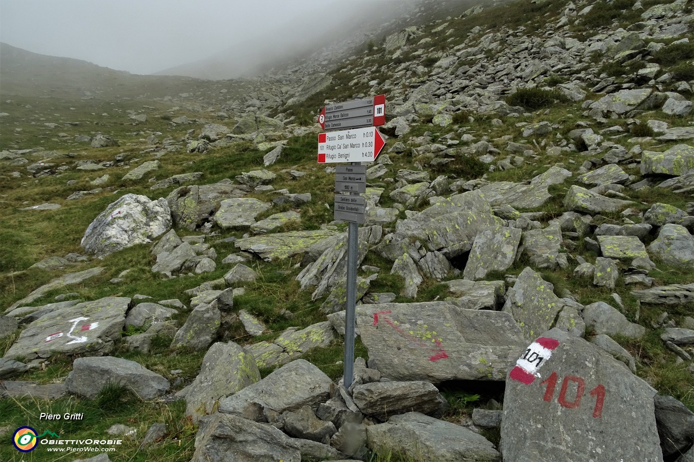 10 Partito dal  sent. 101 salgo-scendo dal Pizzo delle segade con nebbia, risalgo e scendo poi...col sole ! .JPG